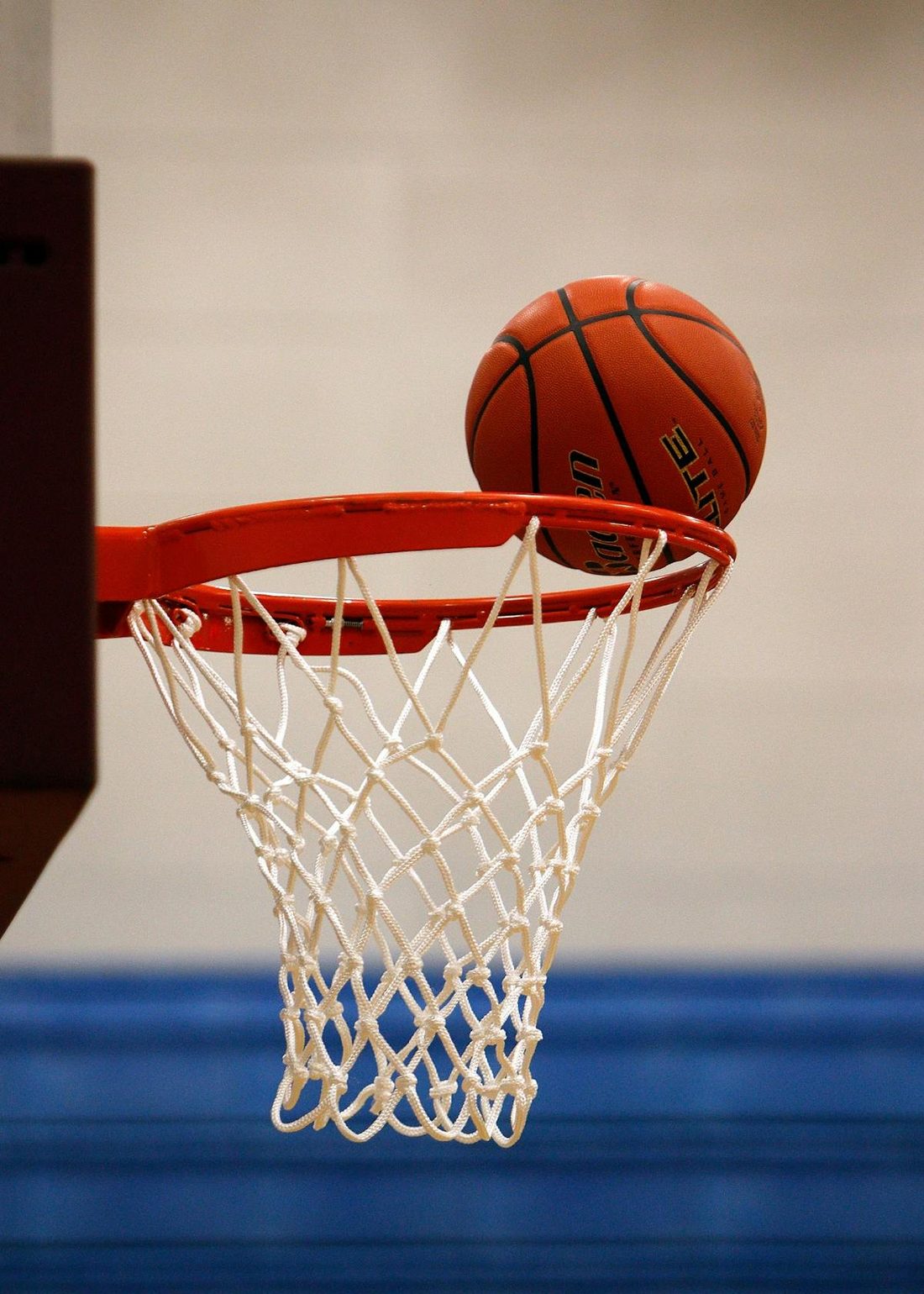 crown体育APP · 对抗光束（界面示意）